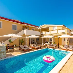 Karmen - Poolhouse Apartman Vir